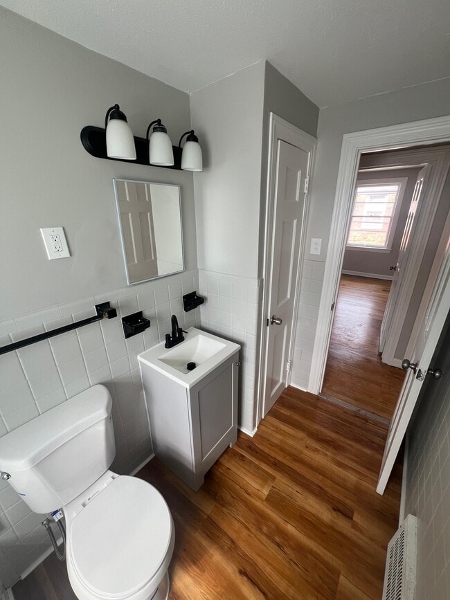 Building Photo - 525 E 222nd St