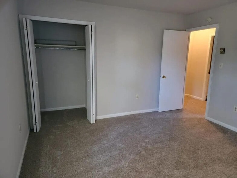 Building Photo - 694 S Cedar St