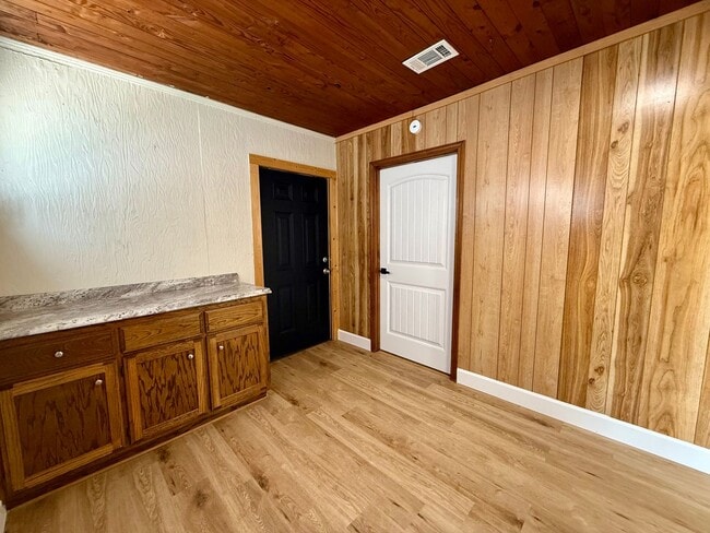 Building Photo - Welcome to this Beautiful Home in Downtown Paragould, AR!