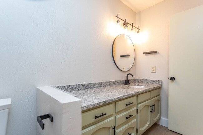 Building Photo - Beautiful Townhome in Central Colorado Springs!