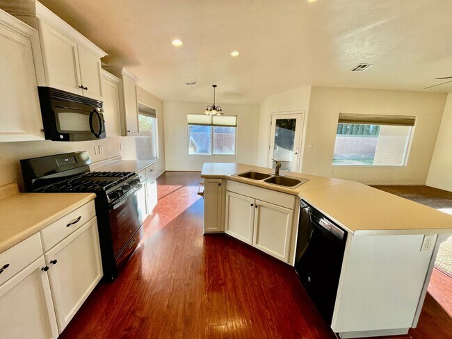 Building Photo - Pet Friendly Home in Green Valley