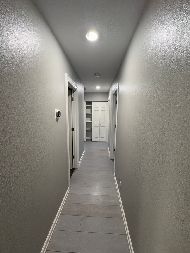 Building Photo - Kirkland Rambler - 3 bedroom 1.75 bath