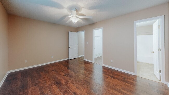 Building Photo - 101 Queens Ct