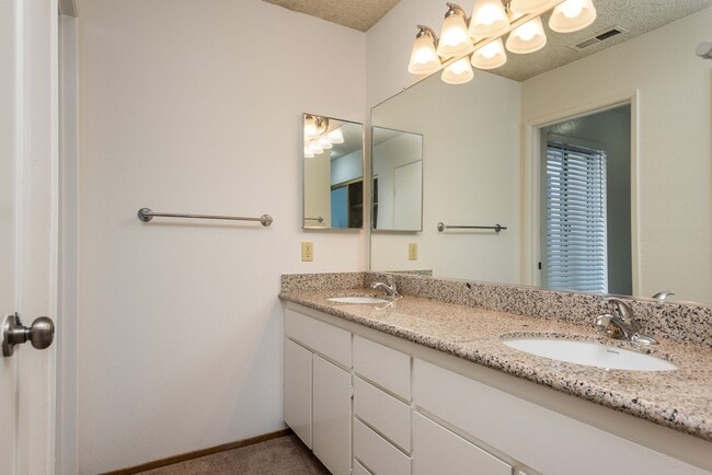 Building Photo - Harborside Waterfront 4 Bed/2.5 Bath Townhouse in Foster City