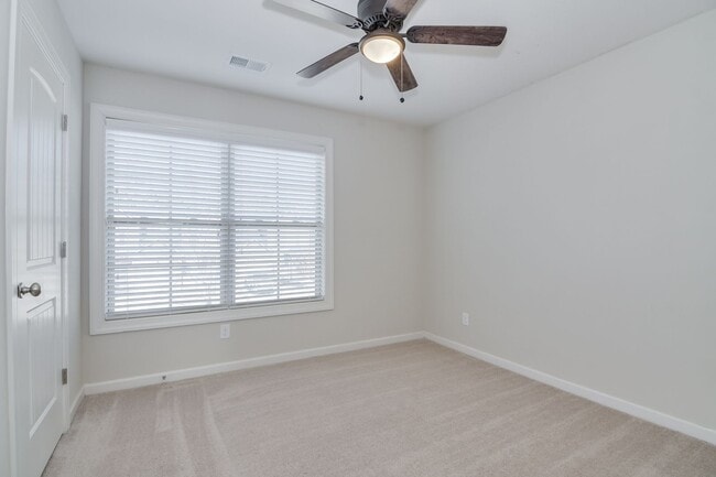 Building Photo - 3 Bedroom 2.5 Bath Townhouse