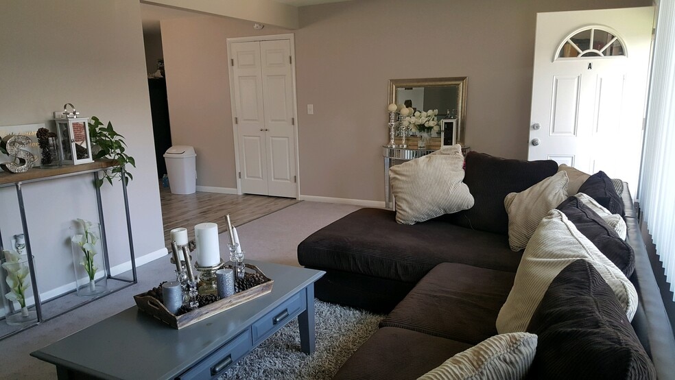 Building Photo - 133 S 18th Ave