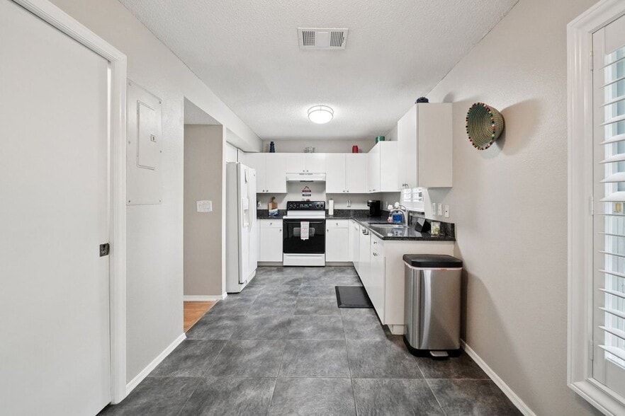 Building Photo - 2243 Andover Cir