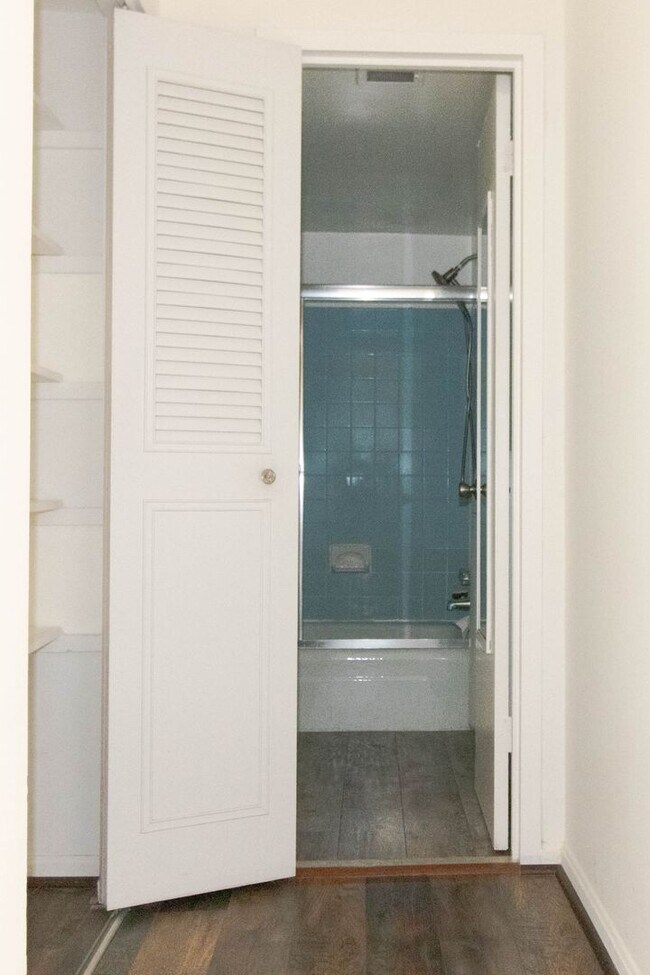 Building Photo - Beautiful top-level 1 bedroom, 1 bathroom condo in Alexandria City