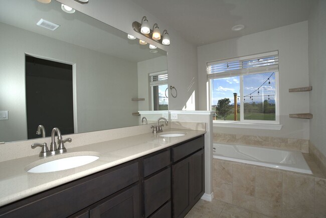 Building Photo - 5 Bed 3 Bath 3 Car Garage Rancher!!!