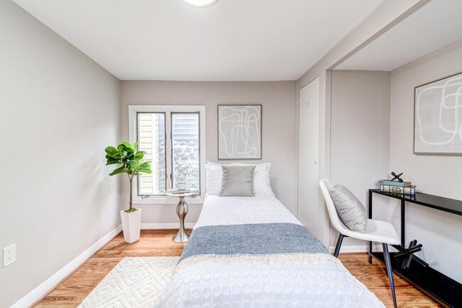 Building Photo - Bright and Newly Updated Apartment in the Heart of Old Town!