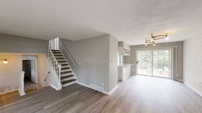 Building Photo - Available July – 4 Bed, 3 Bath Updated Hom...