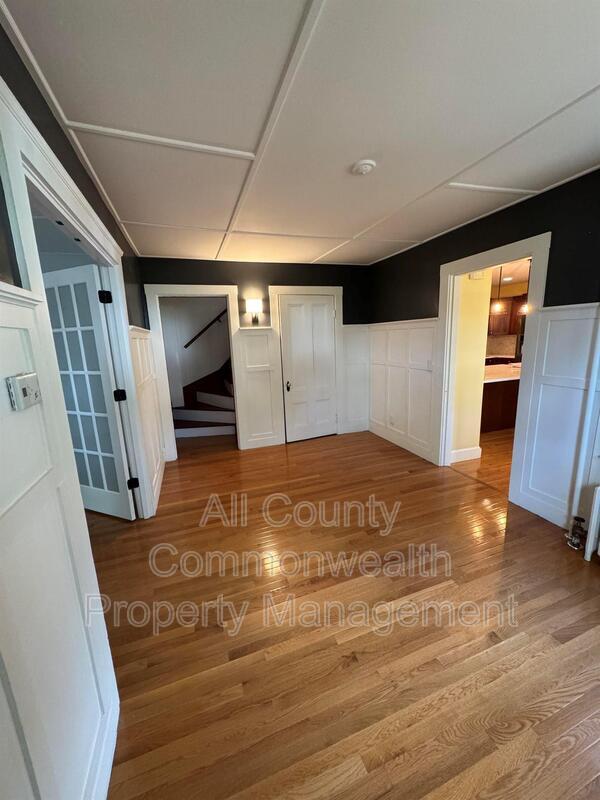 Building Photo - 49 Hoppin Hill Ave