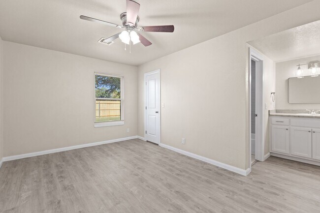 Building Photo - Fully Renovated 3 Bedroom Duplex in the heart of Broken Arrow