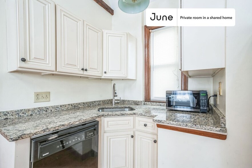 Building Photo - Room in Shared 4 bed/1.5 bath home in Somerville