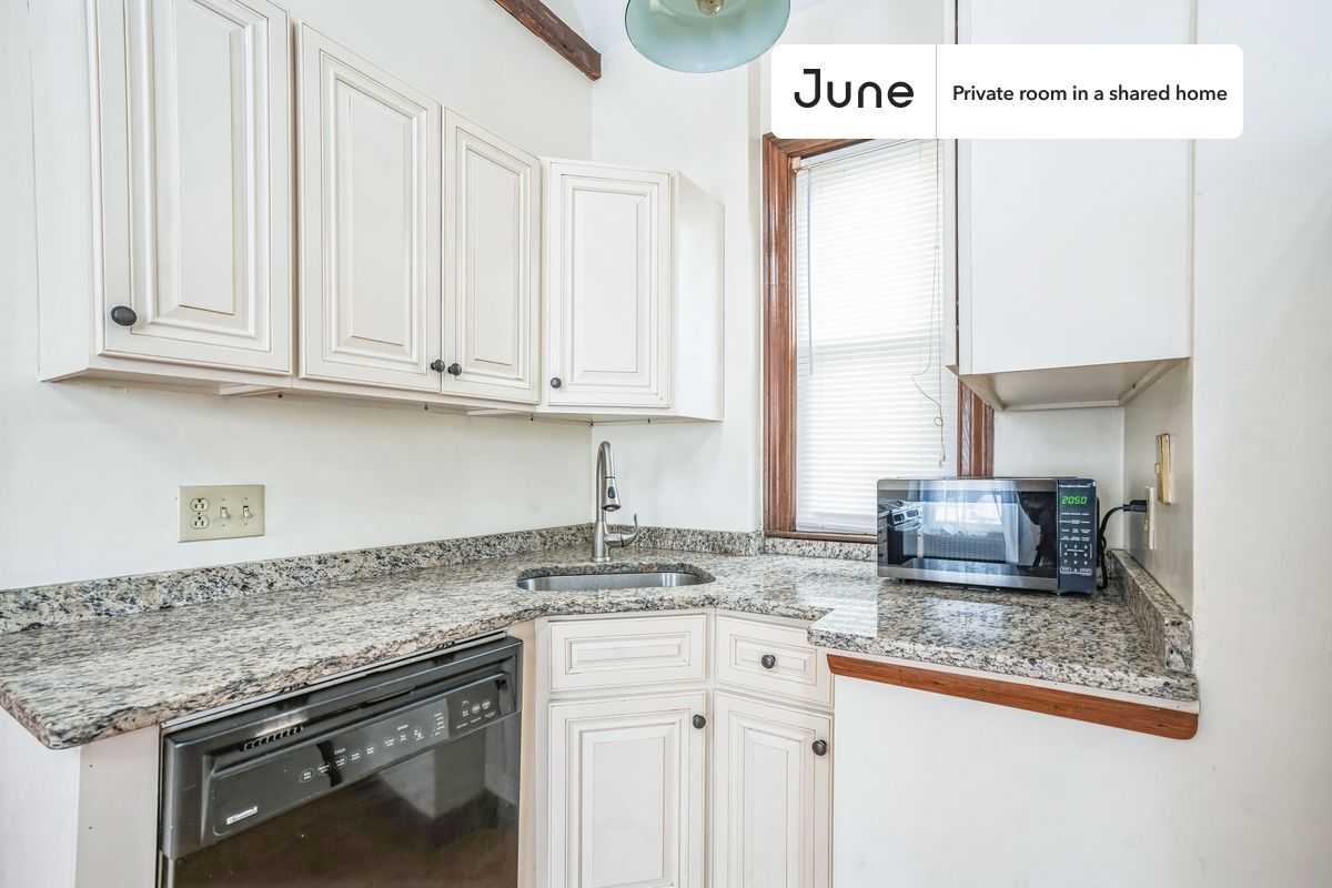 Building Photo - Room in Shared 4 bed/1.5 bath home