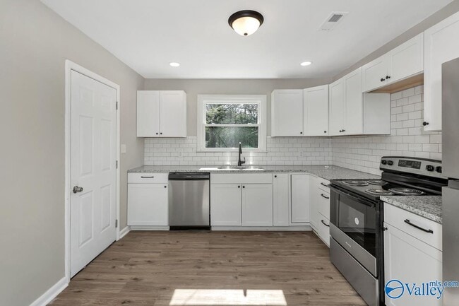 Building Photo - 4304 Lakeview Dr NW