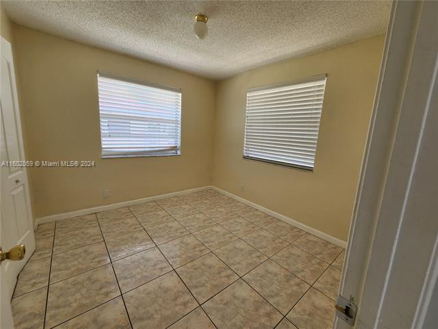Building Photo - 9962 Twin Lakes Dr