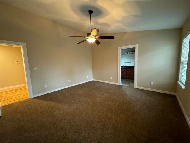 Building Photo - Well maintained, updated 3 bedroom home in quiet neighborhood