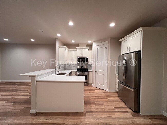 Building Photo - Newer Townhome in North Vancouver/Ridgefield