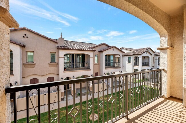 Primary Photo - Like New luxurious townhome with 2 Master ...