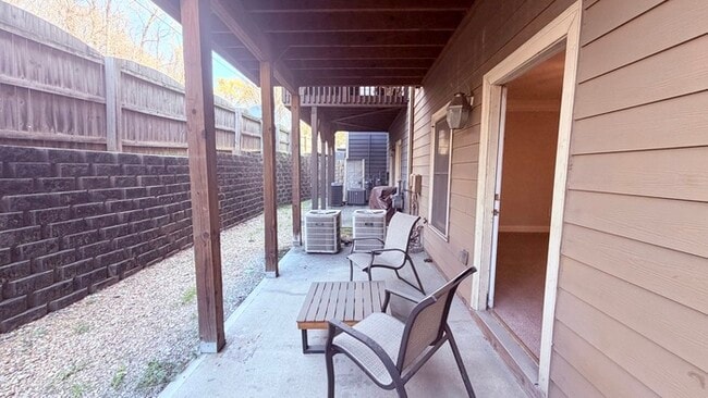 Building Photo - Perfect West Midtown Location! 4 Bedroom Townhouse, Granite, Hardwood Floors