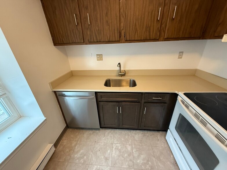 Kitchen - 96 Candlewood Dr