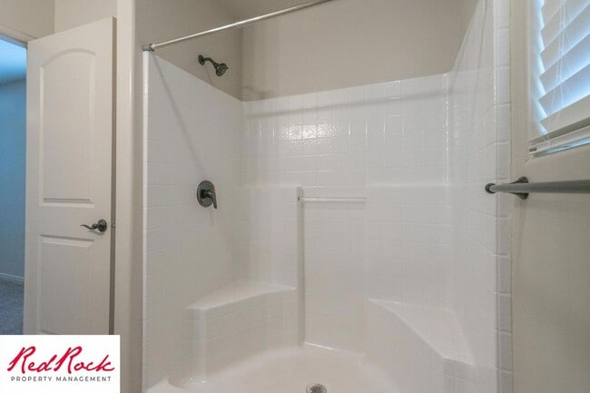 Building Photo - Cozy Townhome with Community Pool