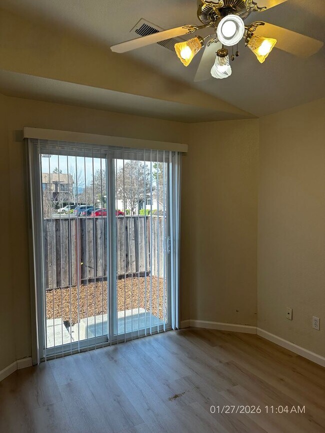 Building Photo - Refreshed 3 Bedroom, 2 Bathroom