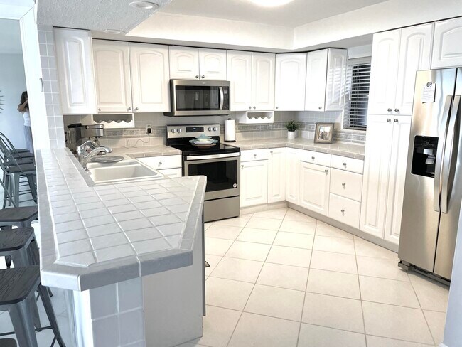 Building Photo - 801 S Ocean Dr