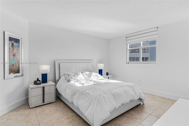 Building Photo - 5880 Collins Ave