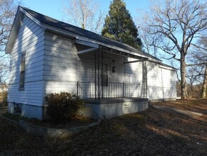 Building Photo - 2-Bedroom, 1- Bathroom Home Close to Downtown