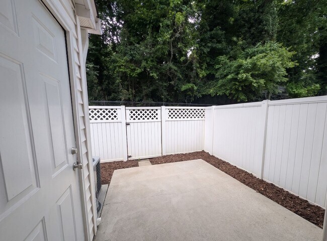 Building Photo - Cozy condo located in the Williamsburg on Commonwealth community minutes from Plaza Midwood!