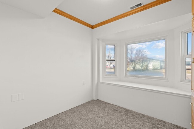 Building Photo - Spacious 4 Bedroom Home in Quiet Orem Neighborhood