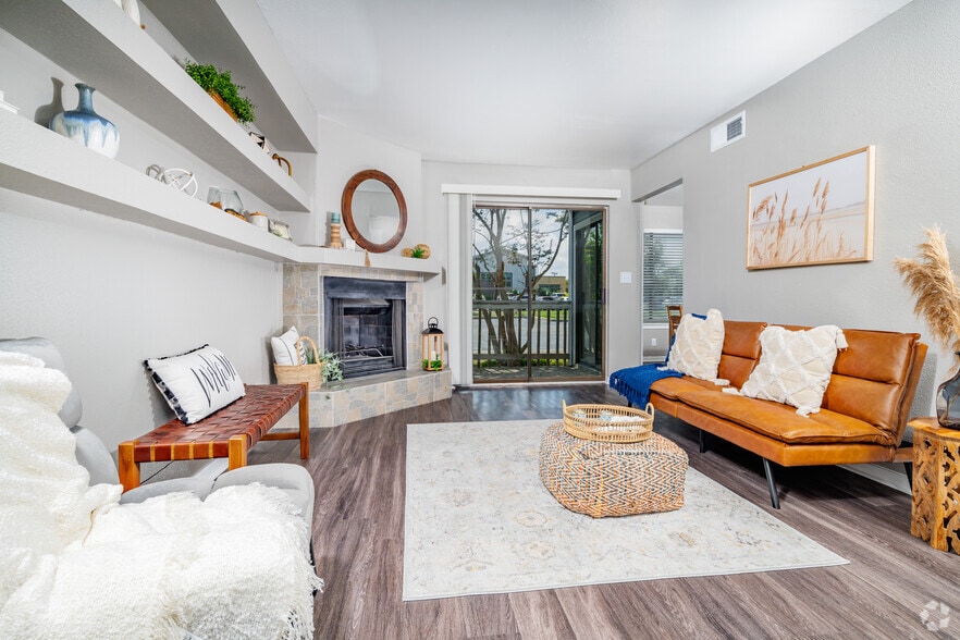 1BR, 1BA - 700SF - Living Room - Regatta