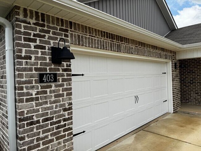 Building Photo - Beautiful 5 bedroom home available for rent