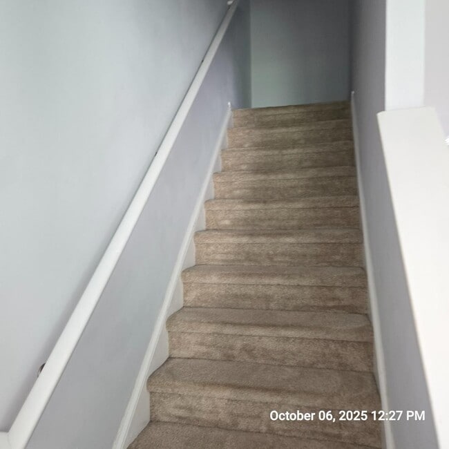Building Photo - 190 Thornhill Dr