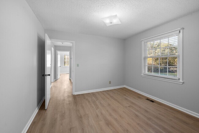 Building Photo - 4012 Oxbow Dr