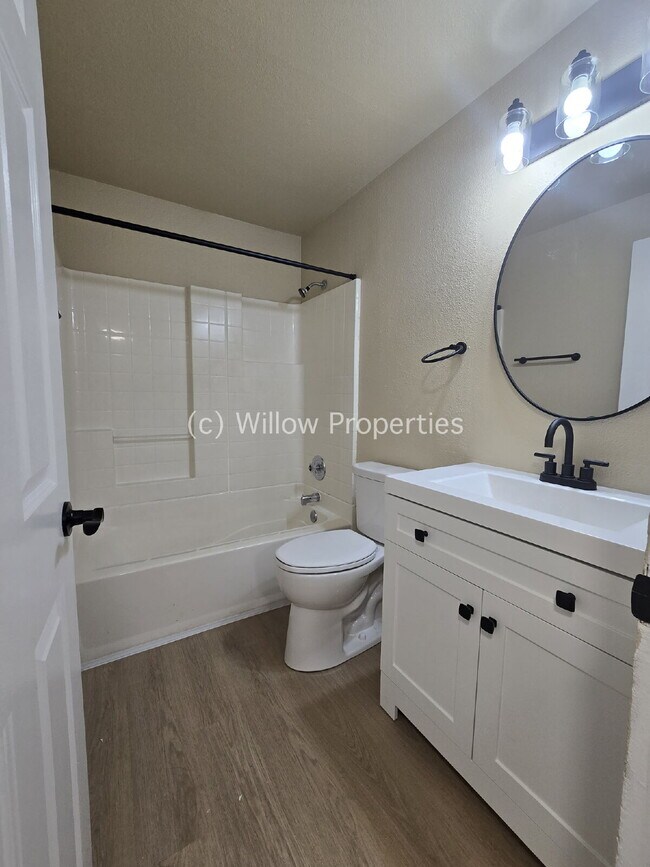 Building Photo - 2 Bedroom Unit Newly Remodeled