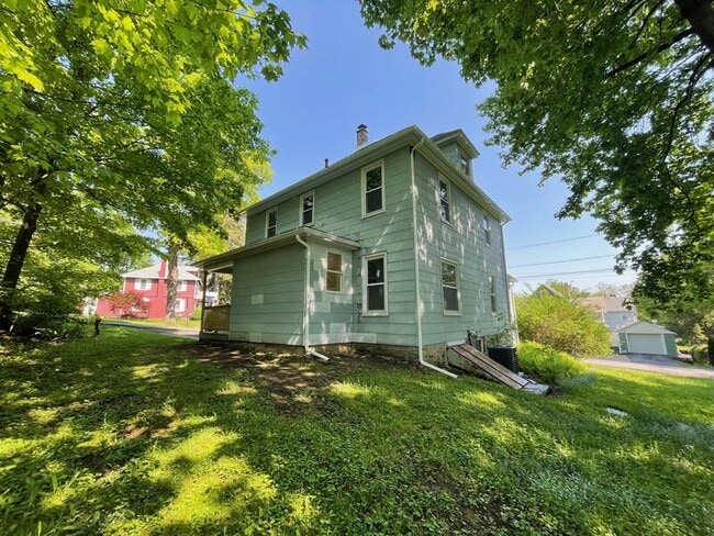Building Photo - 402 Electric St
