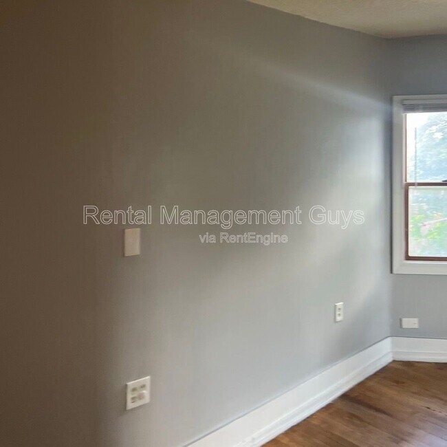 Building Photo - 2110 Fremont Ave N