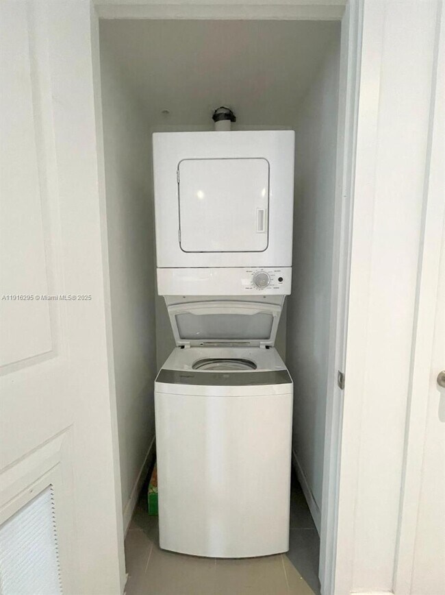 Building Photo - 1600 NE 1st Ave