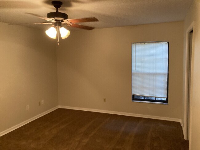 Building Photo - Charming 3 bedroom, 2 bathroom house with ...