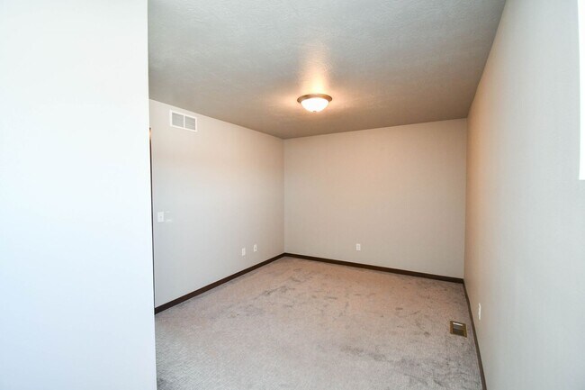Building Photo - Stylish Townhome in Harrisburg School District – Open Floor Plan & Loft!