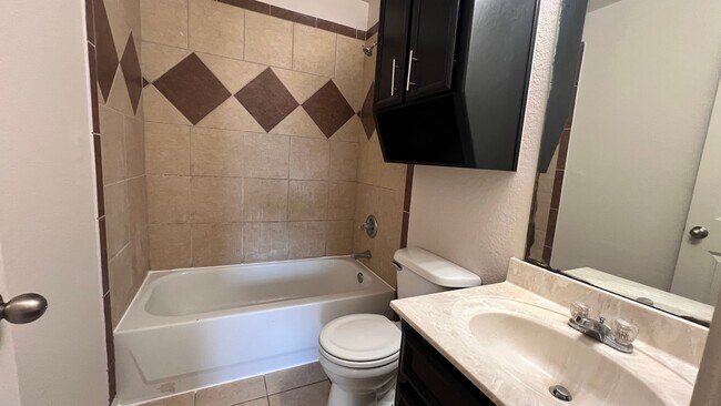 Building Photo - Newly Remodeled 4 Br 2 Bath off Stan Schlu...