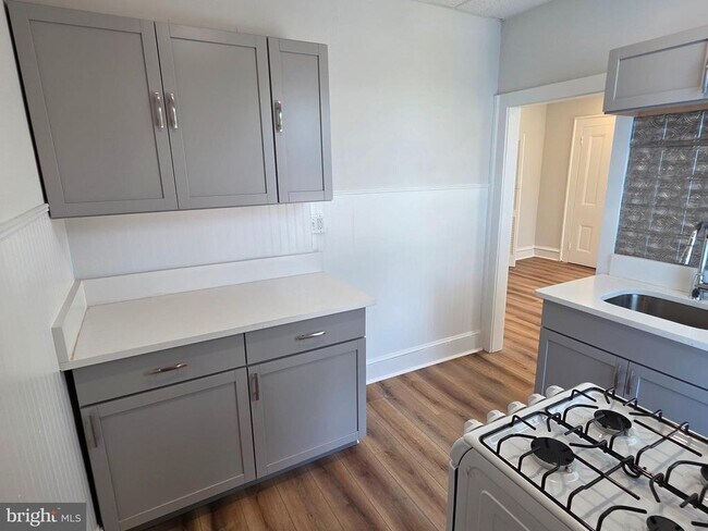 Building Photo - 3 E Mantua Ave