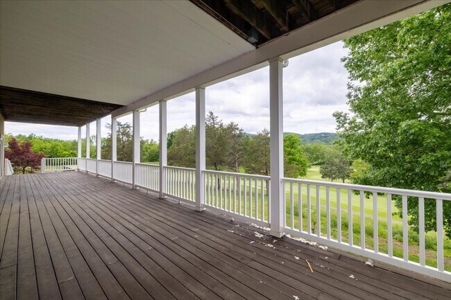Building Photo - Bright and Spacious Home on Cascades Rd