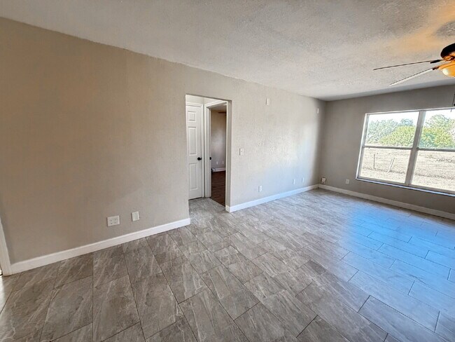 Building Photo - COUNTRY LIVING ON 5 ACRES WITH 3 BED, 3 BA...