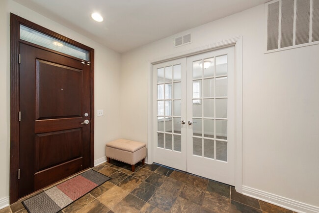 Building Photo - 2632 N Hartland Ct