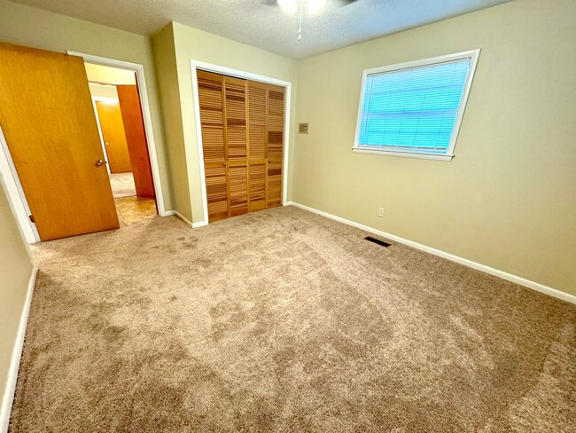 Building Photo - Fresh Paint and New Carpet! 4 bedroom home...