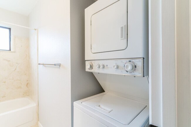 Building Photo - SPACIOUS 3 BEDROOM CONDO! CONVENIENT LOCATION!